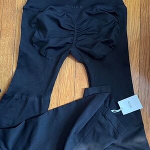 Black Scrunch-Back Ribbed Leggings